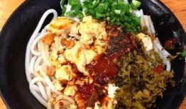 外卖员爆料米线视频真实,米线店惊人内幕曝光，食品安全引关注！”